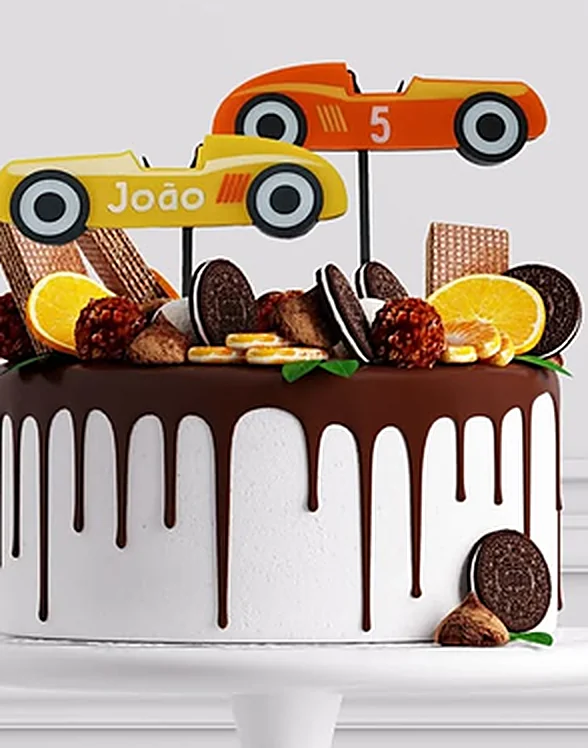 Bolo de aniversário com dois carros de corrida em acrílico colorido no topo, um com um nome e outro com o número cinco.