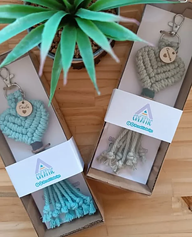 Dois porta-chaves de macramé em caixas de cartão com cinta Creattic.